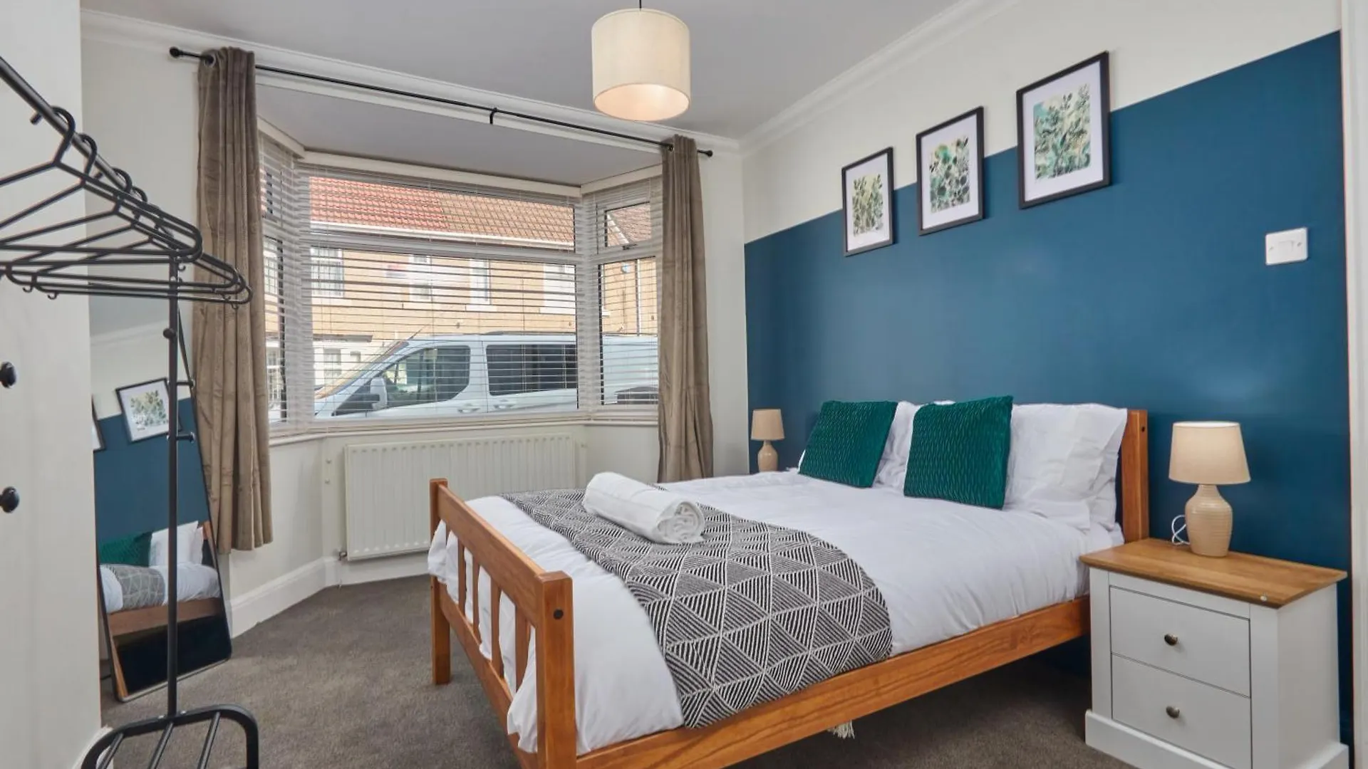 Lovely 4-Bedroom House In Hartlepool - Street Parking